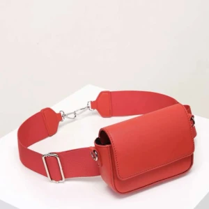 Röd axelremsväska - Röd axelremsväska, helt ny