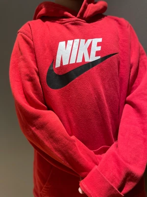 Nike  - Det är en röd Nike Hoodie som är förstor och jag har använt den 3 gånger. 