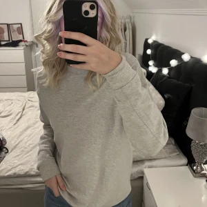 Grå sweatshirt  - Säljer denna gråa sweatshirt med tryck på ryggen där det står ”repeat” 