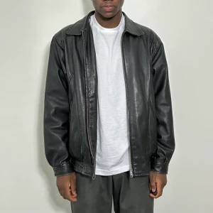 Vintage skinnjacka -  vintage skinnjacka  Storlek 52 (Passar M/L) - Bra skick  Längd: 69 cm Bröst: 58 cm   Ställ gärna frågor  Följ @diviinethrift på instagram ❤️   #läderjacka #jacka #unisex #casual #streetwear