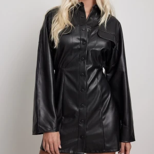 Svart klänning  - Klänning med knappar 