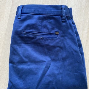 Blåa chinos från Zara - Blåa chinos från Zara. Obetydligt använda. Skrynkligheten visar på var i lådan den legat sedan inköp.