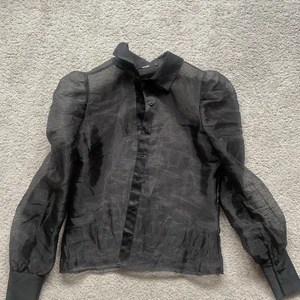 Ny blus - Helt ny genomskinlig blus/skjorta. Supersnygg med en fin topp under! 🤩 billig utförsäljning i profilen 😍 