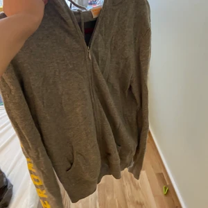 From future kofta - 100 kashmir. Använd en del. Storlek L dam men väldigt liten i storleken. Den är en S skulle jag säga (jag brukar ha xs o haft den utan problem). 