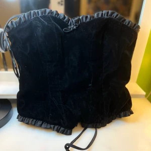 Korsett - svart korsett stl xs/s. justera stl själv med banden bak på ryggen. bara prövad