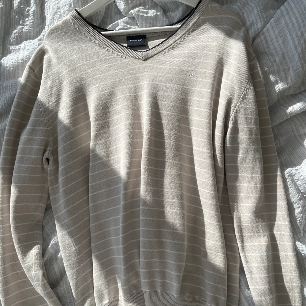 Säljer denna tröja från boomerang för 399 kr! Inprincip ny, men känner redan att jag ångrar mitt köp då den inte är min stil tyvärr ❤️. Tröjor & Koftor.