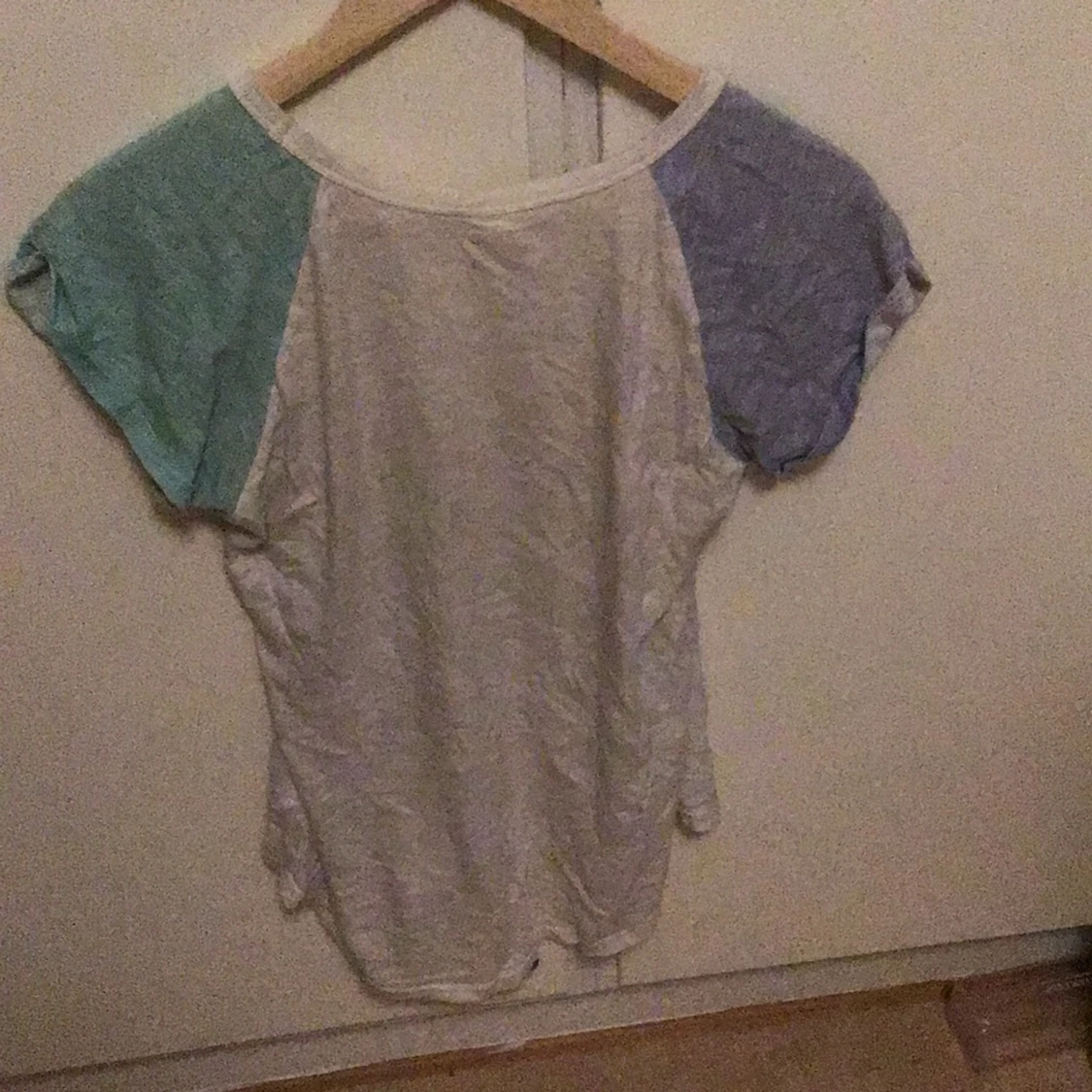 vit t-shirt medFärgglada ärmar med tryck fram - 90