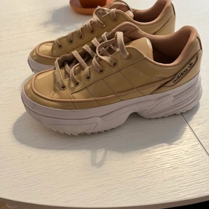 Adidas sneakers strl 37-38 - Adidas sneakers,  aldrig använda då dom var för små för mig. Det är storlek 38, men känns mer som 37