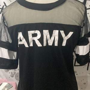 En Army tröja men mesh upptill 