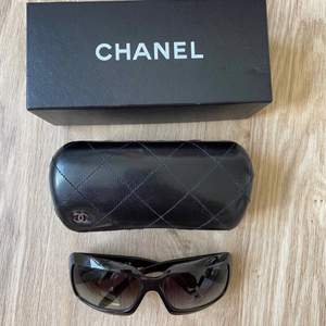 Chanel mother of pearl solglasögon  Svarta med pearl Chanel logo i sidan. 