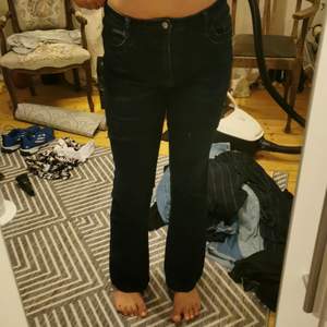 Dessa jeansen från shein är i storlek L men det är väldigt strechiga så om man har XL i jeans så kan man ha dom här. Hör av dig ifall du är intresserad eller har några frågor. 