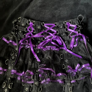 Hell bunny kjol - Säljer denna jättecoola hellbunny kjol för den är för stor gör mig. Ett utav dom lila banden är borta men det går alltid att sätta dit ett annat:)nypris 1000 säljer för 400+frakt.storleken är s men kan ändras genom att dra åt banden lite.frakt ca 59
