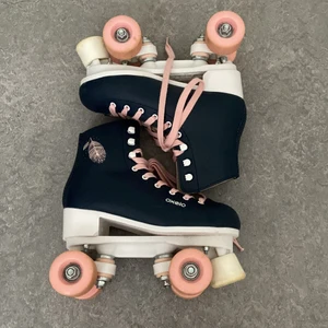 Rullskridskor  - Köpte för 500kr säljer för 300! Använda ungefär 5 gånger❤️ jag har rengjort dom så att dom är helt nya och  fräscha till någon annan och använda:)