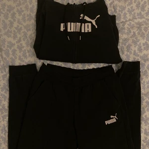 Svart mjukisset - Ett svart mjukisset från Puma i jättebra skick då både tröjan och byxorna endast använts ett fåtal gånger. Båda delarna säljs för 120 kr och delarna separat säljs för 80 kr/styck.
