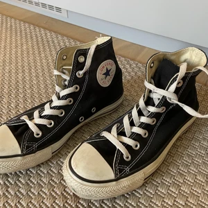 Converse  - Säljer mina Converse i storlek 38. I fint skick och endast använda ett fåtal gånger. Köpte för liten storlek. Orginalkartong medföljer. Nypris 800kr. Skicka om ni har frågor eller vill ha fler bilder. 