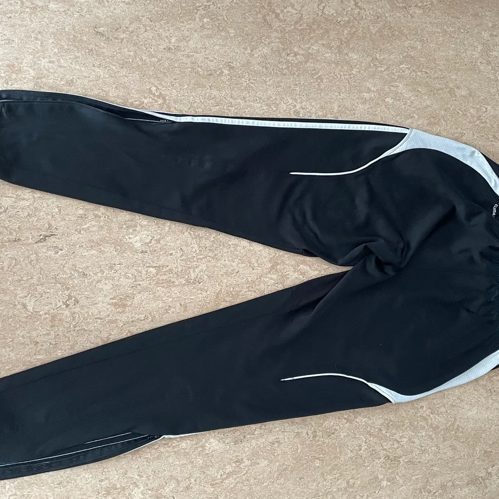 Svarta Adidas byxor i träningsmaterial. Storlek M.. Jeans & Byxor.