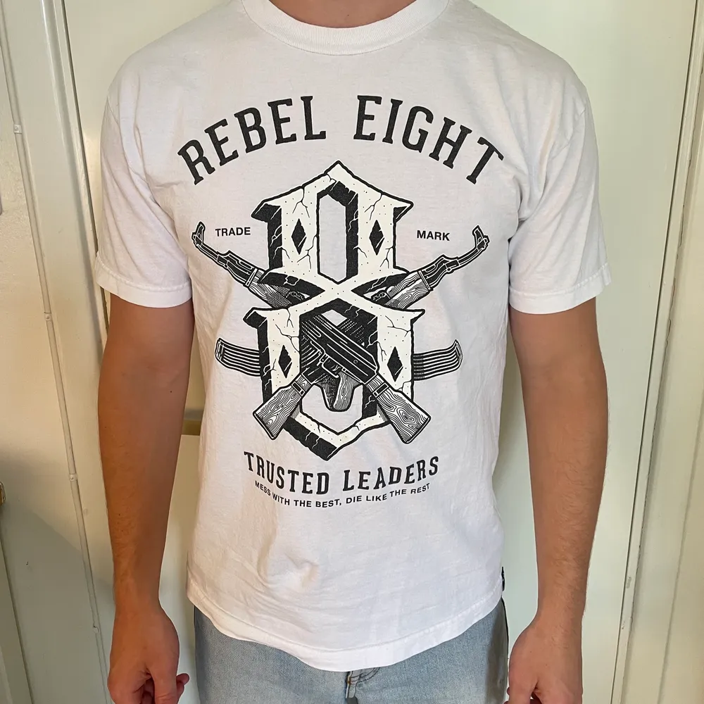 Vit rebel eight T-shirt med tryck . T-shirts.