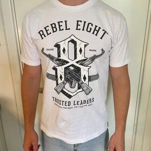 Vit rebel eight T-shirt med tryck 