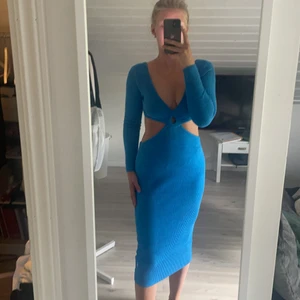 Fin långklänning - Säljer denna fina blåa långklänningen, aldrig använd. Nypris 249kr mitt pris 150kr.