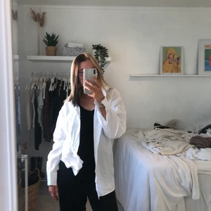 vit oversized skjorta🤍 - säljer denna vita oversized skjorta 🤍🤍