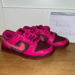 Nike Dunk Low Valentine's Day 2022 - Säljer ett par ”Nike Dunk Low Valentine's Day 2022 (W)” som är använda en gång då de är för små! Inget tecken på användning. Köpte för 1900kr och säljer för 1400kr! Storlek 7 / 38.
