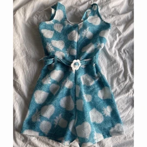 Världens finaste byxdress  - Säljer nu denna fina byxdress som jag köpt här på Plick. Drömdress men den var för liten för mig. Skulle uppskatta storleken som S kanske liten medium beroende på hur man vill att den ska sitta. Se sista bilden för hur färgen mer ser ut. (Lånade bilder)