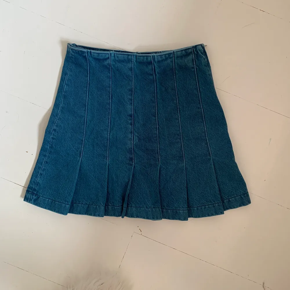 Så fin jeans kjol från zara! Säljer pga för liten💜🤍 storlek S. Kjolar.