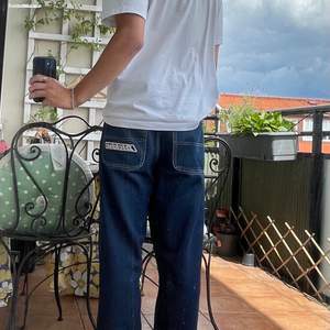 BAGGY JEANS FRÅN DICKIES  SKICK: Jeansen är i mycket bra skick förutom ett litet hål i högra fickan  Modellen är 180cm lång och väger 75kg