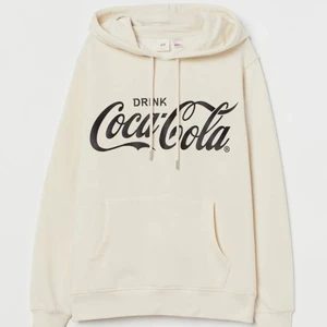Coca cola hoodie  - En hoodie från hm som jah inte använder längre. Storlek xs men för mig är den lite over sized. Köpte den för 300kr men jag säljer för 150kr💓