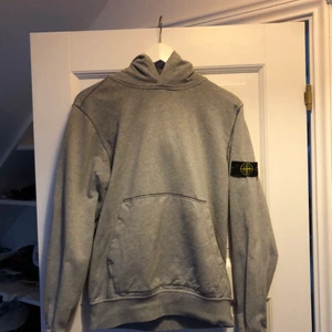 Grå Stone island hoddie   - Säljer min snygga gråa stone island Hoodie i storlek Junior  Säljer eftersom den är för liten   Köpt på nk   Tyvärr inget kvitto 