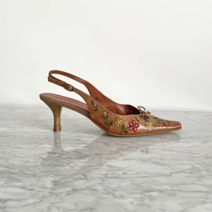 Vintage 90s 00s Y2K bruna spetsiga kantiga slingbacks i läder 41 - Vintage 90s 00s Y2K real leather pointed square toe slingbacks in tan Floral embroidery. Some discoloration on the leather, the back edge was peeled off, so I colored it back, but it’s a bit uneven. Ask me more, see pictures. Cleaned. Label: 41. No return