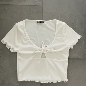 Sommartopp - En jättefin sommartopp säljs för 40kr, den är i jättebra skick och inte använd en ända gång!💗 hör av dig vid intresse!💗 frakten är ungefärlig och kan sänkas eller höjas några kronor!💗 står ej för postens slarv!💗frakten=13kr i plastpåse!