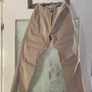 Lexington beiga byxor - Beiga byxor från Lexington. Använda och tvättade några fåtal gånger. Fint skick!