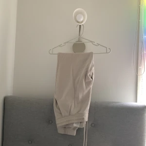 Beige sweatpants H&M - Beige sweatpants H&M Divided storlek S med framfickor