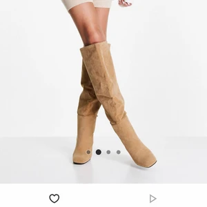 Snygga Mocha stövlar!! - Säljer dessa stövlar endast använda en gång!! I superfint skick, även lite extra tjocka så de fungerar året om🥰