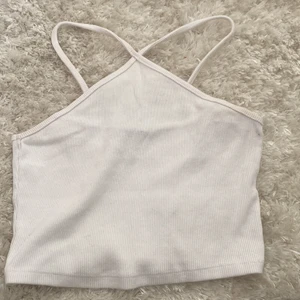 Vit topp - Supergullig vit topp från zara med fin detalj som passar till allt, jeans, kostymbyxor, kjol, shorts mm och även till alla tillfällen. Den är lite för kort för min smak och jag ar inte använt den många gånger, så den är i väldigt fint skick. 