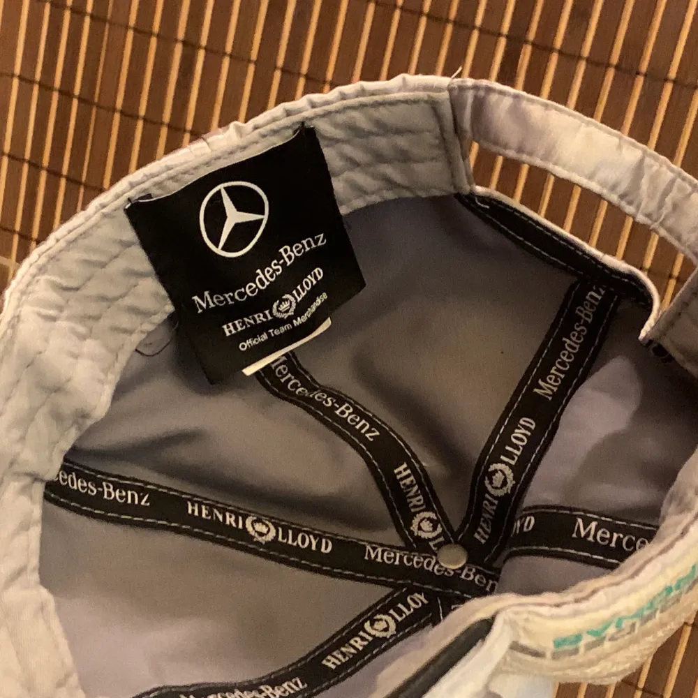 En fin HENRI LLOYD keps som har gjort calibration med Mercedes (MercedesGP petronas). Den har väldigt speciell silver färg som är unik och äkta. . Övrigt.