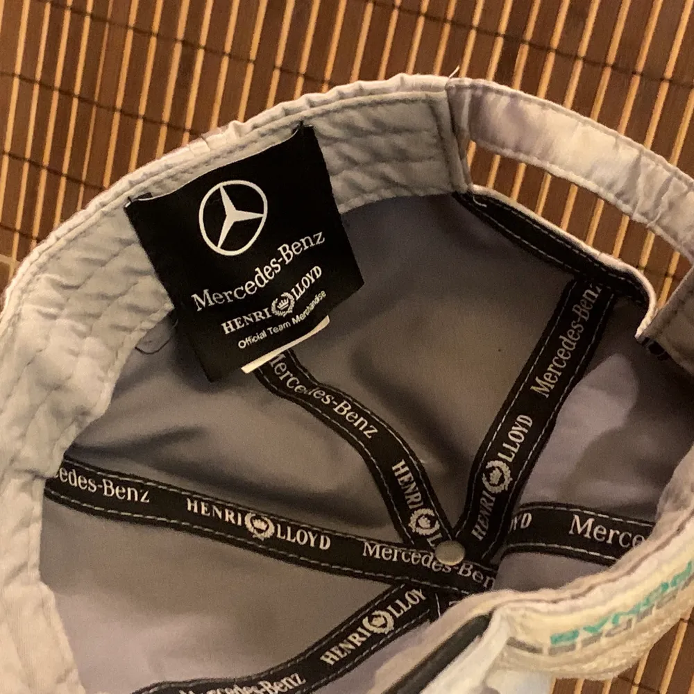 En fin HENRI LLOYD keps som har gjort calibration med Mercedes (MercedesGP petronas). Den har väldigt speciell silver färg som är unik och äkta. . Övrigt.