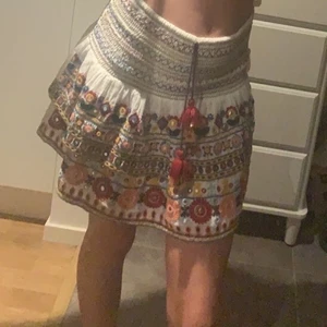 Zara kjol - Säljer min fina zara kjol  ❤️ använd en gång och är i fint skick. Säljer den då jag behöver pengarna och så kommer den inte till användning. ❤️ 