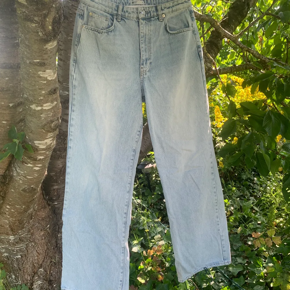Lightwashed jeans från Ginatricot i modellen Idun, vida ben. De är i storlek 42. Jeans & Byxor.