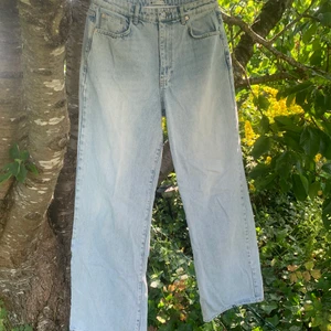 Jeans Ginatricot Idun strl.42 - Lightwashed jeans från Ginatricot i modellen Idun, vida ben. De är i storlek 42