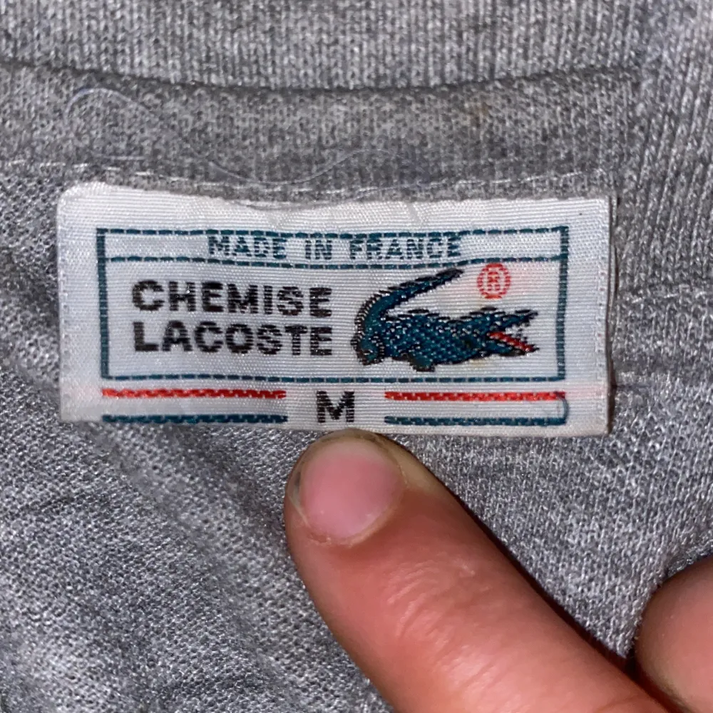 Lacoste tröja köpt för 700 säljs billigt för har växt ut tröjan . T-shirts.