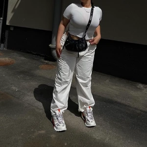 trendiga byxor  - köparen står för frakt budgivning om flera intresserade. nypris 499kr