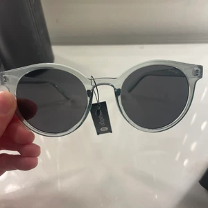 Solglasögon - Superfina solglasögon från Åhléns, aldrig använda!