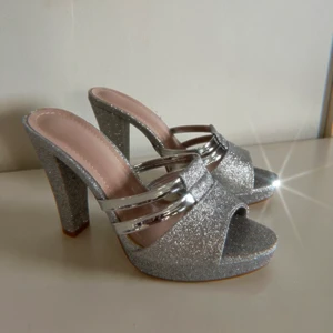 Klackar  - Helt nya klackar använda vid ett tillfälle inomhus. Storlek 36