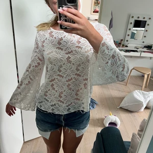 SOMMRIG BLUS - KÖP INTE DIREKT UTAN KONTAKTA MIG FÖRST💕 Säljer denna extremt somriga och fina blus ! Älskar den såååå mycket men har inte kommit till så mycket användning:( Nypris : 400 men säljer för ca 250kr ( kan gå högre eller lägre ) ❤️ Stretchigt material så passar