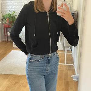 Huvtröja h&m - Säljer denna svarta huvtröjan från H&M, säljer den pga att den är lite för liten för mig och inte kommer till använning. Den är i storlek xs och bara använnd ett fåtal gånger, frakt tillkommer. Bara att skriva vid frågor! 😊