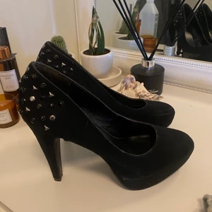 Klackar - Säljer ett par svarta klackar. Använd 2-3 gånger men rena. Mellanlånga Stl 38/39