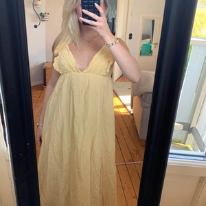 Sommrigklänning - Gul långsommarklänning, endast använd 1 gång, öppen i ryggen! Denna är så fin nu på sommaren men kommer tyvärr inte till användning! Frakt ingår inte priset❤️