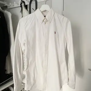 Ralph Lauren skjorta i vitt, nyskick använd 1-2 ggr, Strl S, Custom fit, Nypris var 1295 kr 